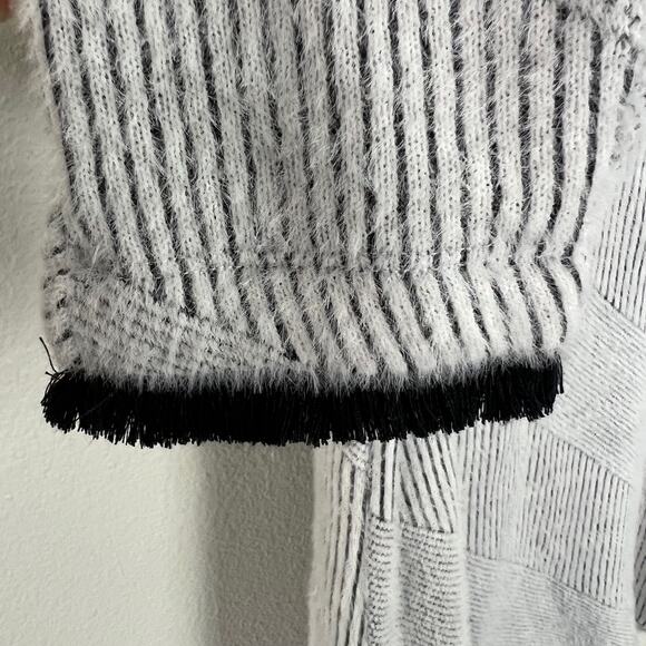 Chico's Diagonal Stripe White Black Fuzzy Soft 3/4 Sleeve Sweater Size 1-Medium - Picture 6 of 8